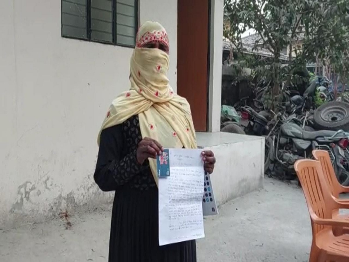 एटीएम कार्ड बदले जाने के बाद थाना पहुंची महिला.