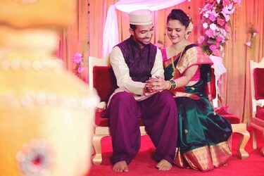  राधिका धोपावकर और अजिंक्य रहाणे दोनों ही अलग-अलग इंटरव्यूज में इस किस्से का खुलासा कर चुके हैं. राधिका ने एचटी ब्रंच को दिए इंटरव्यू में कहा था कि अजिंक्य अपनी शादी में पीले रंग का टी शर्ट और जींस पहनकर आ गए थे. मैं काफी नाराज थी, लेकिन मैंने खुद को रोके रखा. शुरुआती रस्म में अजिंक्य ने जींस और टीशर्ट ही पहने रखी थी. (Ajinkya Rahane/Instagram)