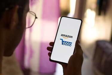  Amazon ने अपने कुछ कर्मचारियों के वेतन को बढ़ाकर £10.50 प्रति घंटा कर दिया है. हालांकि, कर्मचारी 15 पाउंड प्रति घंटे की मांग कर रहे हैं. क्योंकि अमेजन अमेरिका में अपने कर्मचारियों को यही भुगतान करता है.