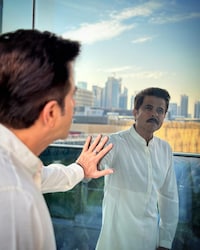  'राम अवतार' के सेट पर सनी और अनिल एक दूसरे से दूरी बनाए रखते थे, दोनों के बाीच बातचीत नहीं हो रही थी, लेकिन दोनों के बीच मामला तब और ज्यादा गर्म हो गया, जब 'राम अवतार' के लिए दोनों को एक फाइट सीन शूट करना था, जिसमें अनिल और सनी को एक दूसरे से लड़ना था. (फोटो साभारः Instagram @anilskapoor)