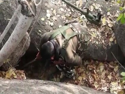 गया पुलिस, 205 कोबरा, सीआरपीएफ 159 बटालियन और सीआरपीएफ 47 बटालियन ने सर्च ऑपरेशन के दौरान जमीन के अंदर से हथियार बरामद किया है.