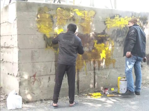दिल्ली के दीवरों पर लिखे खालिस्तान समर्थित नारे, पुलिस ने मामले में दो लोगो को गिरफ्तार किया है. (फोटो-न्यूज़18)