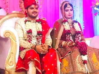  भोजपुरी के स्टार्स कल्लू के साथ अपनी फोटोज को सोशल मीडिया पर शेयर कर उन्हें खूब बधाई दे रहे हैं. इसी कड़ी में एक्ट्रेस रक्षा गुप्ता ने कल्लू के साथ फोटोज को शेयर करने के साथ ही लिखा, 'आज मेरे यार की शादी है. आप दोनों लोग पर महादेव की कृपा हमेशा बनी रहे ऐसे ही दोनों हमेशा खुश रहे और हंसते रहें'.