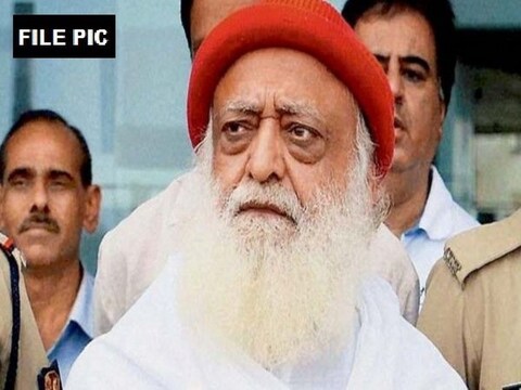 आसाराम को एक शिष्या के साथ बलात्कार के जुर्म में मंगलवार को उम्र कैद की सज़ा सुनाई गई. (फाइल फोटो)