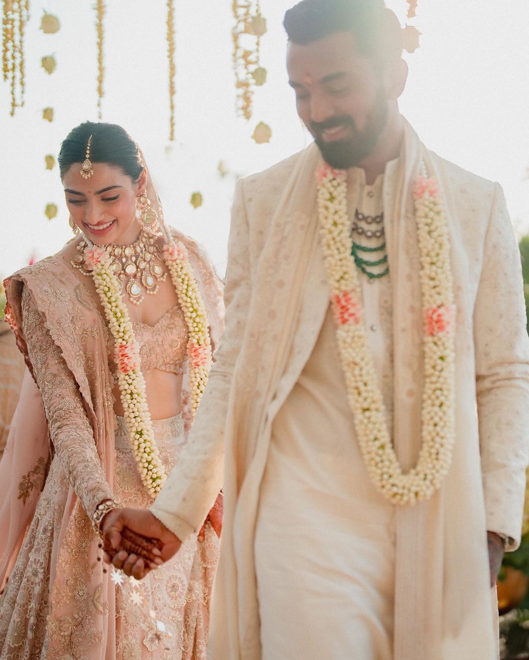  खबरों की मानें, तो 61 साल के सुनील शेट्टी की बेटी की शादी में इंडस्ट्री से उनके गिने-चुने दोस्त शामिल हुए, जिनमें सलमान खान, जैकी श्रॉफ, अजय देवगन और अक्षय कुमार जैसे सितारे शामिल हैं. (फोटो साभार: Instagram@athiyashetty)