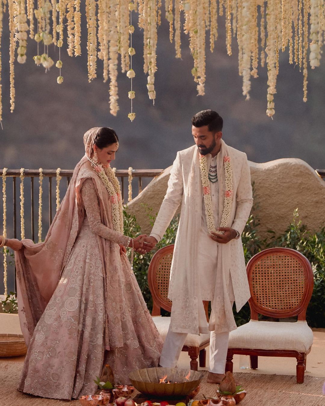  अथिया और केएल राहुल ने सुनील शेट्टी के खंडाला स्थित बंगले में साथ फेरे लिए. बंगले को खूबसूरत तरीके से सजाया गया था. वीकेंड पर मेहंदी, हल्दी और संगीत सेरेमनी के साथ कपल की शादी का जश्न शुरू हुआ था और आज 23 जनवरी को कपल ने 7 फेरे ले लिए. (फोटो साभार: Instagram@athiyashetty)