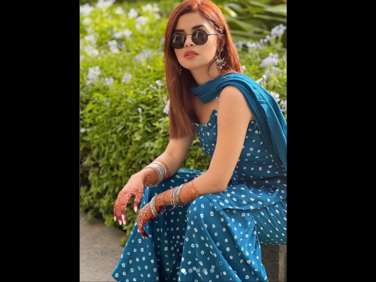  अगर आप त्‍योहार के दिन शरारा ट्राई करना चाहती हैं तो अभिनेत्री अवनीत कौर की तरह ब्‍लू कलर का ये सिंपल शरारा ट्राई कर सकती हैं. अवनीत ने इस ड्रेस के साथ कुंदन ईयररिंग और हाथों में सिल्‍वर चूडियां पहनी हैं. इसके अलावा, आंखों पर सन ग्‍लास भी लगा रखा है जिसमें वे काफी कूल और स्‍टाइलिश दिख रही हैं. Image : Instagram