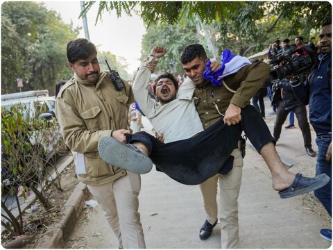 BBC Documentry: दिल्ली यूनिवर्सिटी में प्रदर्शन कर रहे छात्रों को पुलिस ने हिरासत में ले लिया है. (पीटीआई)