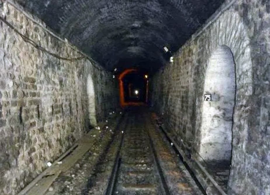 Barog Tunnel: नाकाम इंजीनियर बड़ोग पर लगा था 1 रुपये जुर्माना, फिर टनल  बनाने में बाबा ने की मदद, काफी हॉन्टेड है दुनिया की सबसे सीधी ये टनल -  haunted barog ...