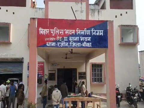 बांका जिले के रजौन थाना क्षेत्र के राजावर बस्ती में छेड़खानी और मारपीट का मामला सामने आया है.