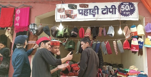  उत्तराखंड की गोल पहाड़ी टोपी के स्टॉल पर युवाओं की भीड़ उमड़ रही है. केवल 50 रुपये में टोपी लेकर पुरुष इसे पहनकर सेल्फी खिचवाते नजर आए. कुमाऊंनी और गढ़वाल दोनों क्षेत्र के लोग ही इस टोपी का प्रयोग करते हैं. टोपी में की गई गोलाकारी सुंदर कलाकारी ने युवाओं का दिल जीत लिया.