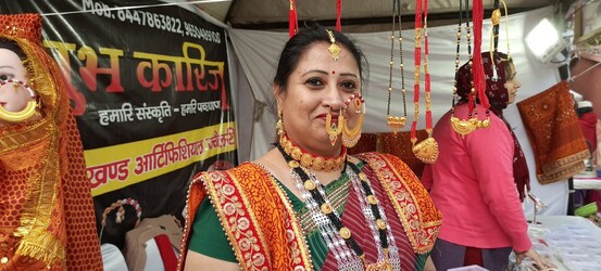  कुमाऊंनी महिलाओं की शान नथ, पिछोड़ और गुलबंद मेले में आने वाली महिलाओं को खूब पसंद आई. इन आभूषण को उत्तराखंड की महिलाए हर मांगलिक अवसर या खास मौके पर पहनती हैं. ऐसा कहा जाता है कि पिछोड़ के बिना पहाड़ी शादी अधूरी है.