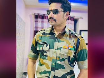  निरहुआ के छोटे भाई प्रवेश लाल यादव (Pravesh Lal yadav) तो फिल्मों में आने से पहले भारतीय सेना में थे. भाई के साथ करियर शुरू करने के लिए उन्होंन सेना की नौकरी छोड़ दी थी. मूवीज में भी उन्होंने सेनी की वर्दी पहन चुके हैं.