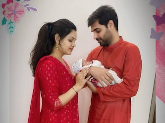  भुवनेश्‍वर कुमार ने अपनी लव स्‍टोरी के बारे में बताया कि उनका और नूपुर का परिवार कभी उनकी सीक्रेट लव स्‍टोरी को पकड़ ही नहीं पाया. भुवी के परिवार को किसी बाहर शख्‍स की मदद से अंत में दोनों की लव स्‍टोरी का पता चला. भारतीय पेसर का परिवार तो शादी के लिए मान गया लेकिन नूपुर के परिवार की तरफ से काफी दिक्‍क्‍तें आई. भुवी और नूपुर ने मिलकर परिवारों को मनाया. (Nupur Nagar Instagram)
