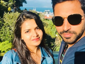  साथ खेलते-खेलते दोनों की दोस्‍ती गहरी होती चली गई. इसी बीच भुवनेश्‍वर कुमार ने नूपुर को प्रपोज किया. एक इंटरव्‍यू के दौरान नूपुर ने बताया था कि भुवी ने उन्‍हें तीन बार प्रपोज किया. तब जाकर वो मानी थी. पहली बार भारतीय बॉलर ने उन्‍हें फोन पर टेक्‍सट मैसेज किया. दूसरी बार उन्‍होंने कॉल किया. फिर अंत में फेस टू फेस मिलकर उन्‍होंने अपने दिल की बात नूपुर को बताई. (Nupur Nagar Instagram)