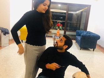  एक इंटरव्‍यू के दौरान भुवनेश्‍वर कुमार ने बताया था कि यह वो दौर था जब मोहल्‍ले के बच्‍चे एक साथ ही घर के बाहर खेला करते थे. तब वो और नूपुर भी साथ खेलने आते थे. आसपड़ोस के बच्‍चे एक दूसरे को भाई-बहन मानते थे. भुवी और नूपुर को भी यही कहकर एक दूसरे से बचपन में मिलवाया गया था. (Nupur Nagar Instagram)