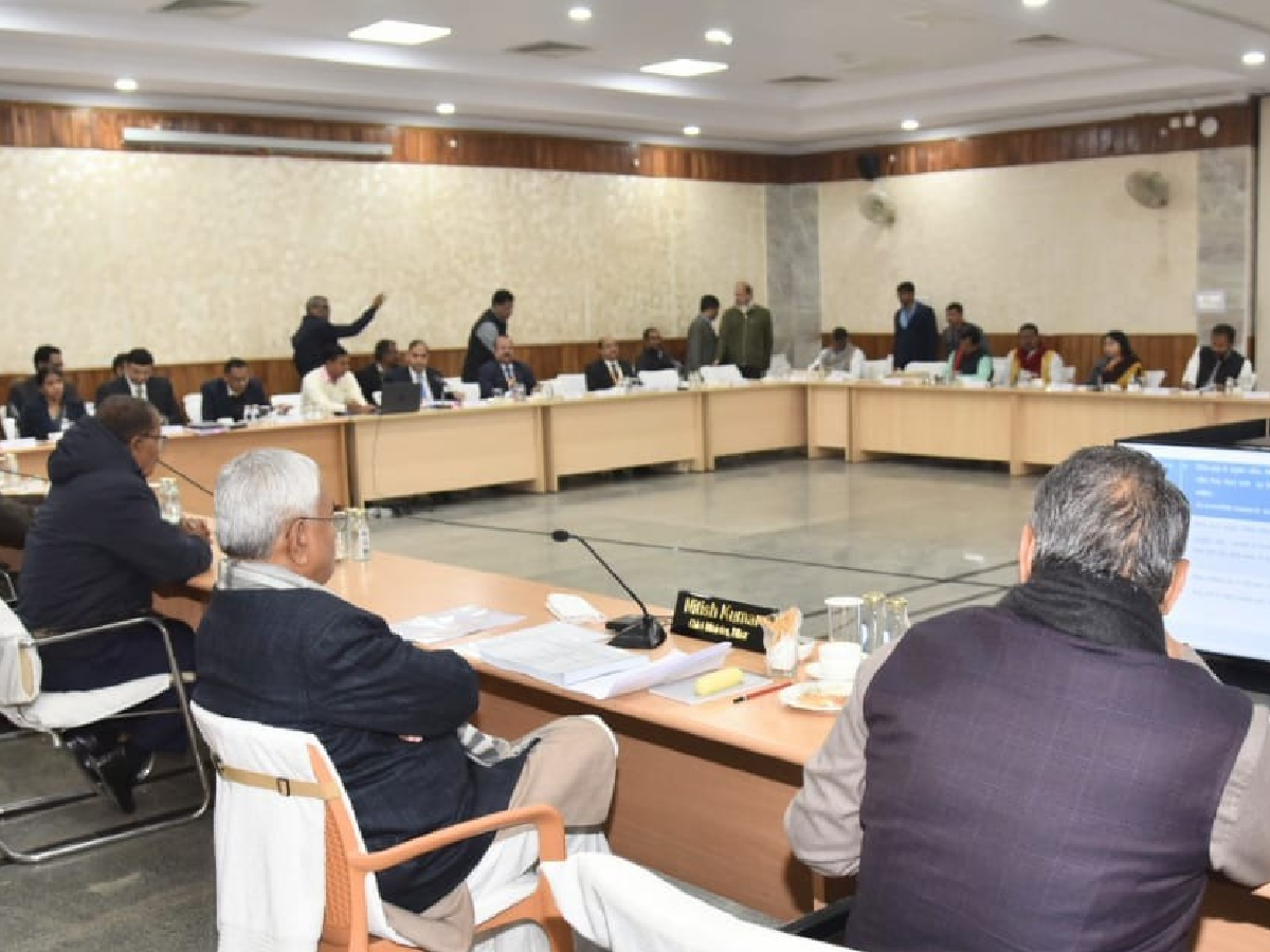 सीएम की अघ्यक्षता में हुई एससी-एसटी समिति की बैठक (News18 Hindi)