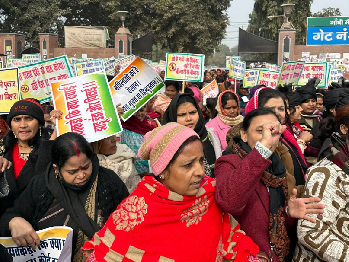 हाय-हाय पियक्कड़ों की क्या पहचान, न कोई इज्जत न सम्मान', CM नीतीश के समर्थन  में महिलाओं ने शराबियों को दी चेतावनी - bihar patna chetawani march of  women in support ...