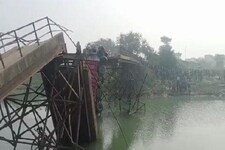 बिहार के 4 जिलों की लाइफलाइन धराशायी! कमला नदी पर बना पुल टूटा, फंसा है ट्रक