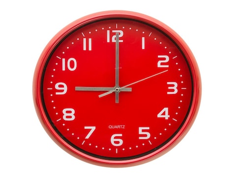 वास्तु शास्त्र के अनुसार, घर में घड़ी बंद अवस्था में रखना अशुभ माना गया है. Image-shutterstock