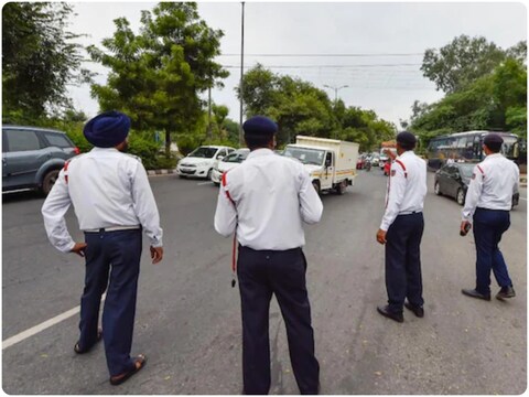 दिल्ली में चालान को लेकर लोग अदालत लगेगी . (पीटीआई सांकेतिक तस्वीर)