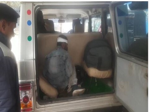 छापेमारी के लिए पहुंची पुलिस पर शराब तस्करों ने हमला कर दिया था और शराब लेकर भागने लगे थे. 