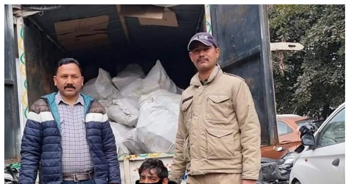 आर्मी कैंटीन का स्टीकर लगाकर बेचने निकला शराब, 102 पेटी के साथ हरियाणा