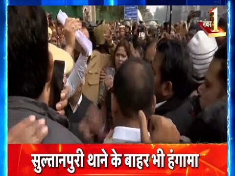 सुल्‍तानपुरी के कंझावला इलाके में एक युवती को कार से कई किलोमीटर तक घसीटने के मामले में मृतका के परिजन और स्‍थानीय लोग थाने के बाहर प्रदर्शन कर रहे हैं. (न्‍यूज 18 हिन्‍दी)