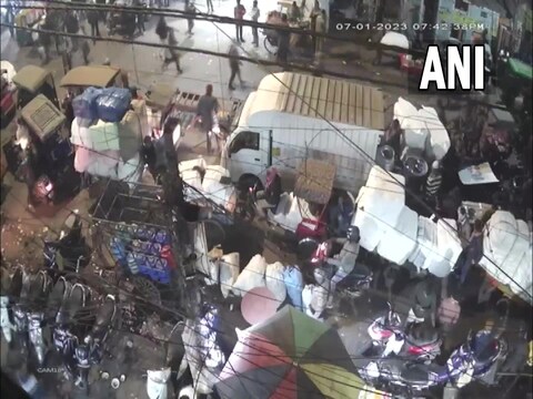 यह धमाका जहां हुआ वहां पर सीसीटीवी कैमरा लगा हुआ था जिसमें यह पूरी घटना कैद हो गई. (Photo-ANI)