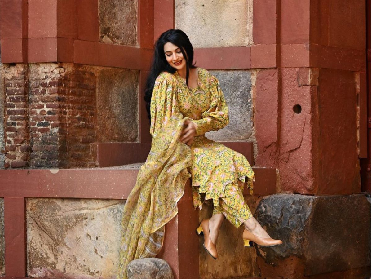  लोहड़ी पर अगर आप कॉटन ट्राई करना चाहती हैं तो अभिनेत्री दिव्‍यांका त्रिपाठी के इस लुक को फॉलो कर सकती हैं. दिव्‍यांका ने यहां पीले रंग का सूट पहना है और बालों को खुला रखा है. डार्क लिपस्टिक के साथ उनका मेकअप काफी अच्‍छा लग रहा है. इस लुक को आप भी लोहड़ी पर ट्राई करें.Image: Instagram/ Divyanka Tripathi Dahiya