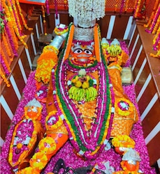  संकट मोचन हनुमान मंदिर: शहर के किनारे अकबर किले के पास लेटे वाले संकट मोचन हनुमान मंदिर है. यह कहा जाता है कि गंगा मैया प्रतिवर्ष हनुमान जी को पहला स्नान कराती हैं. इस मंदिर का संचालन बाघम्बरी मठ द्वारा किया जाता है. खास बात यह है कि यहां प्रतिदिन हजारों की भीड़ लगती है. वहीं, शनिवार और मंगलवार को यह आंकड़ा 4 से 5 गुना हो जाता है.