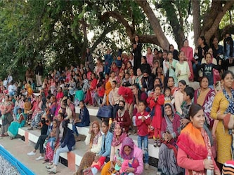  फुटबॉल के इस महाकुंभ को देखने के लिए 15000 से ज्यादा ग्रामीण जमा होते हैं. खास बात यह है कि यहां फुटबॉल मैच को देखने के लिए हजारों महिलाएं भी आती हैं. उनके लिए अलग से विंग बनाई जाती है.