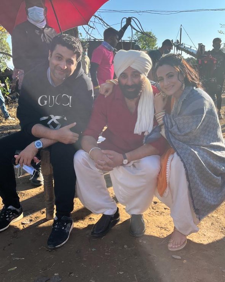 लीक हुई Sunny Deol की फिल्म Gadar 2 की कहानी, इस बार पाकिस्तान में दिखेगी जंग, तारा सिंह पाकिस्तान में घुस कर करेगे हमला 2 आज से 21 साल पहले जब 'गदर' सिनेमाघरों में रिलीज हुई थी, तो हर तरफ सिर्फ तारा सिंह और सकीना की ही चर्चे थे और अब दर्शकों को एक बार फिर से तारा-सकीना को एक साथ देखने का मौका मिलने वाला है. लोग यही सोच रहे हैं कि इस बार फिल्म की कहानी क्या होगी?