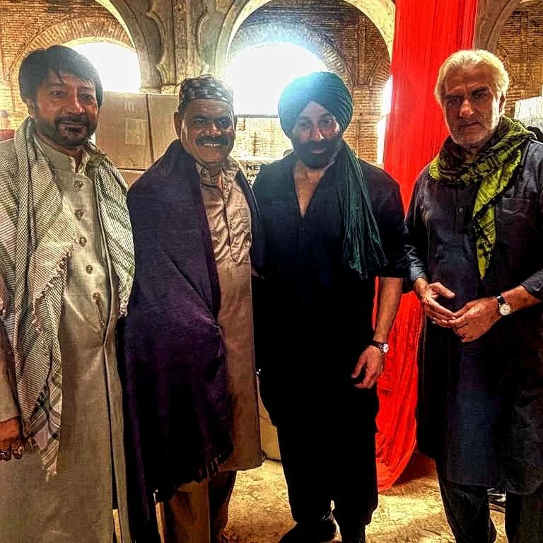 लीक हुई Sunny Deol की फिल्म Gadar 2 की कहानी, इस बार पाकिस्तान में दिखेगी जंग, तारा सिंह पाकिस्तान में घुस कर करेगे हमला 4 पिछले बार जहां तारा अपनी पत्नी को भारत वापस लाने के लिए पाकिस्तान चला गया था, वहीं खबरों की माने तो इस बार तारा अपने बेटे की जान बचाने के लिए पाकिस्तान की सीमा पार करेगा. फिल्म से जुड़े सूत्र ने पोर्टल से बातचीत में बताया कि 'गदर' में दर्शकों को तारा-सकीना की लव स्टोरी दिखाई गई थी.