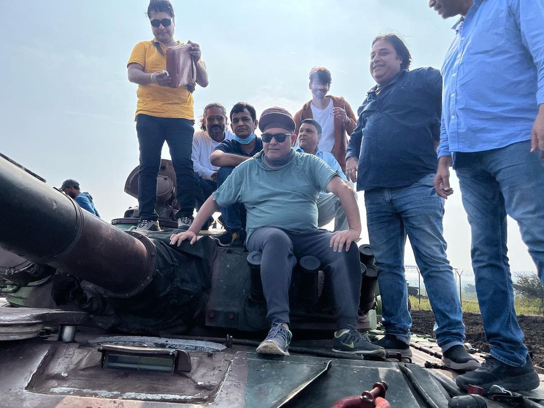 लीक हुई Sunny Deol की फिल्म Gadar 2 की कहानी, इस बार पाकिस्तान में दिखेगी जंग, तारा सिंह पाकिस्तान में घुस कर करेगे हमला 6 तो इससे ये साफ होता है कि जहां 'गदर' की कहानी तारा और सकीना की लव स्टोरी पर बेस्ड थी, तो वहीं 'गदर 2' में तारा-जीते यानी बाप-बेटे के बीच प्यार को अनिल शर्मा दर्शाते नजर आएंगे. वैसे, फिल्म की कहानी जो भी, इसमें कोई शक नहीं कि 'गदर 2' की पूरी टीम को दर्शकों का भरपूर प्यार मिलता दिखेगा, क्योंकि फिल्म को लेकर सोशल मीडिया पर जो बज नजर आ रहा है, उसे नकारा नहीं जा सकता.