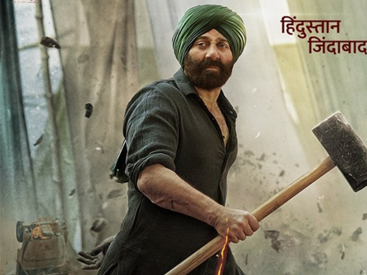 लीक हुई Sunny Deol की फिल्म Gadar 2 की कहानी, इस बार पाकिस्तान में दिखेगी जंग, तारा सिंह पाकिस्तान में घुस कर करेगे हमला 1 नई दिल्ली. बॉलीवुड के दिग्गज अभिनेता सनी देओल (Sunny Deol) की मोस्ट अवेटेड फिल्म 'गदर 2 (Gadar 2)' इसी साल 11 अगस्त को सिनेमाघरों में रिलीज होने वाली है. इस फिल्म को लेकर दर्शकों में गजब की उत्साह है, क्योंकि 21 बाद फिर से सनी देओल और एक्ट्रेस अमीषा पटेल की जोड़ी को फिर से पर्दे पर किस तरह दिखाया जाएगा.