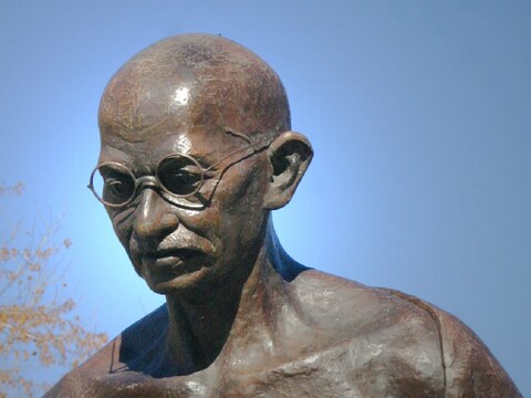 महात्मा गांधी (Mahatma Gandhi) का मानना था कि अहिंसा विरोधियों को जीतने का सबसे अचूक जरिया है. (तस्वीर: Wikimedia Commons)