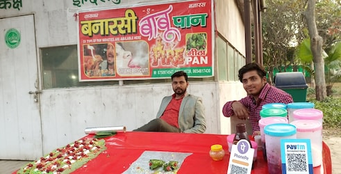  पहाड़ी व्यंजनों के साथ लोगों को बनारसी पान का कॉम्बिनेशन भी पसंद आया. पान को बनाने वाले बनारस के रहने वाले शंकर हैं. एक पान की कीमत 30 रुपए है. जबकि उत्तराखंड की धूप, अगरबत्ती आदि पूजा का सामान भी लोगों ने जमकर खरीदा.