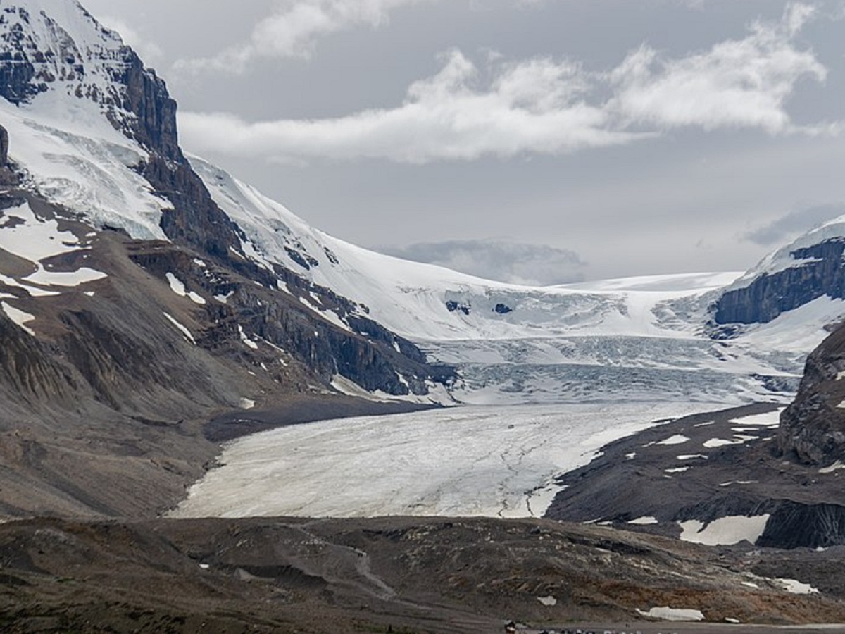  सिविल एंड एन्वयार्नमेंटल इंजिनियरिंग के असिस्टेंट प्रोफेसर डेविड रोउन्स की अगुआई में हुए इस अंतरराष्ट्रीय प्रयास में इस तरह के अनुमान लगाए गए हैं. शोधकर्ताओं ने पाया है कि अगर भविष्य में जीवाश्म ईंधन पर इसी तरह से निवेश होता रहा तो 40 प्रतिशत से ज्यादा ग्लेशियर (Glaciers) भार एक दशक के अंदर खत्म हो जाएगा. और दुनिया में 80 प्रतिशत से ज्यादा ग्लेशियर खत्म हो जाएंगे. यहां तक कि सबसे अच्छे मामले में भी, यानि कम उत्सर्जन (Emissions) के हालात में जहां वैश्विक औसत तपामान में इजाफा पूर्व औद्योगिक काल की तुलना में +1.5 डिग्री सेल्सियस तक ही सीमित रहा , तो भी एक चौथाई ग्लेशियर भार और आधे ग्लेशियर खत्म हो जाएंगे. (तस्वीर: Wikimedia Commons)