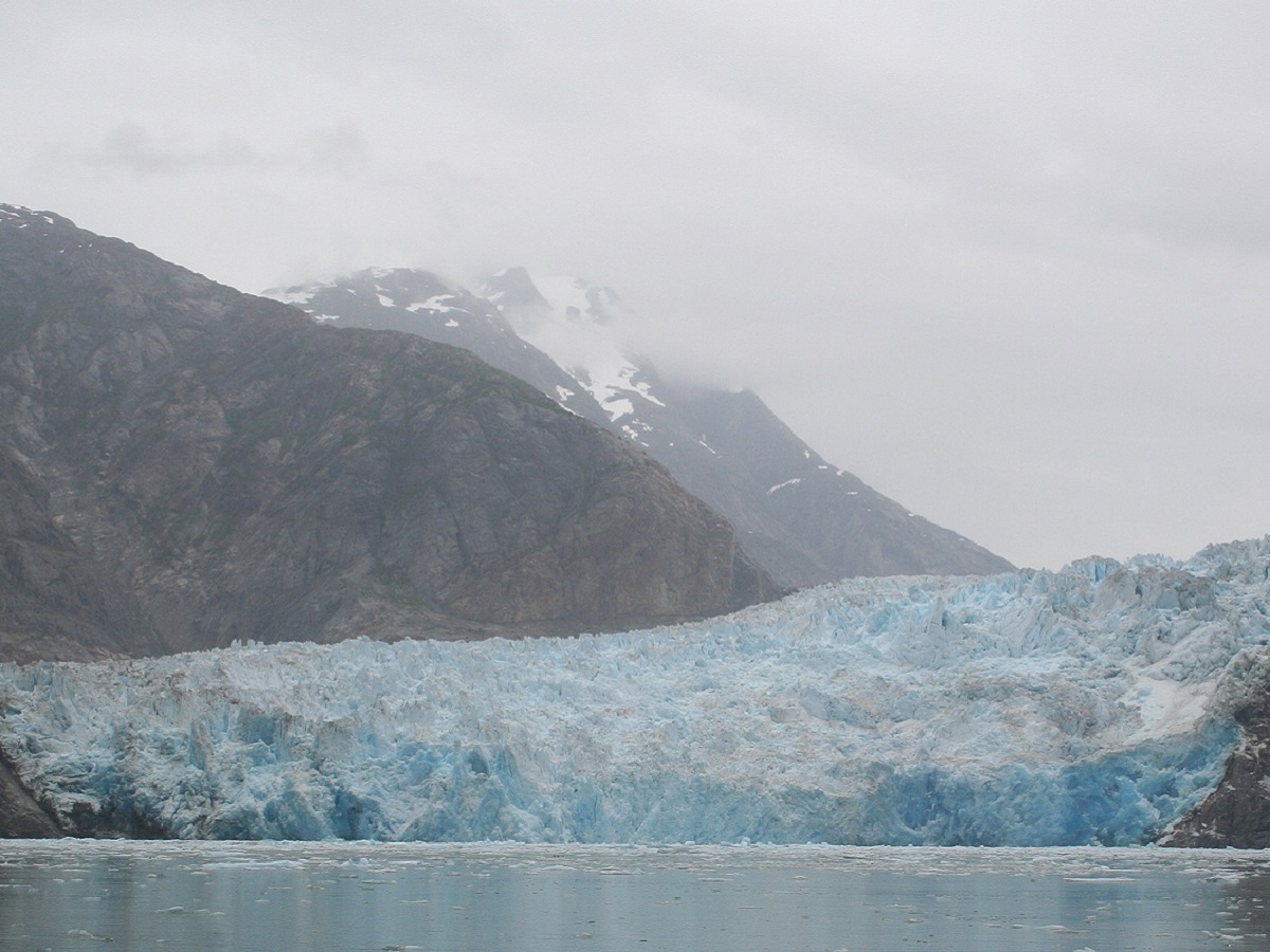  गलेशियर (Glaciers) का भार की कैसे हानि होती है इस पर बहुत सी प्रक्रियाओं का असर होता है. रोउन्स का अध्ययन केवल इस बात को आगे बढ़ाता है कि कैसे प्रतिमान (Models) अलग अलग प्रकार के ग्लेशियर से प्रभावित होते हैं. टाइडवाटर ग्लेशियर महासागरों (Oceans) में जाकर खत्म होते हैं जिससे इस अंतरक्रिया से बहुत सारे ग्लेशियर भार की हानि होती है. वहीं अवशेषों से ढके ग्लेशियर रेत, चट्टानों और पत्थरों से ढके होते हैं. (तस्वीर: Wikimedia Commons)