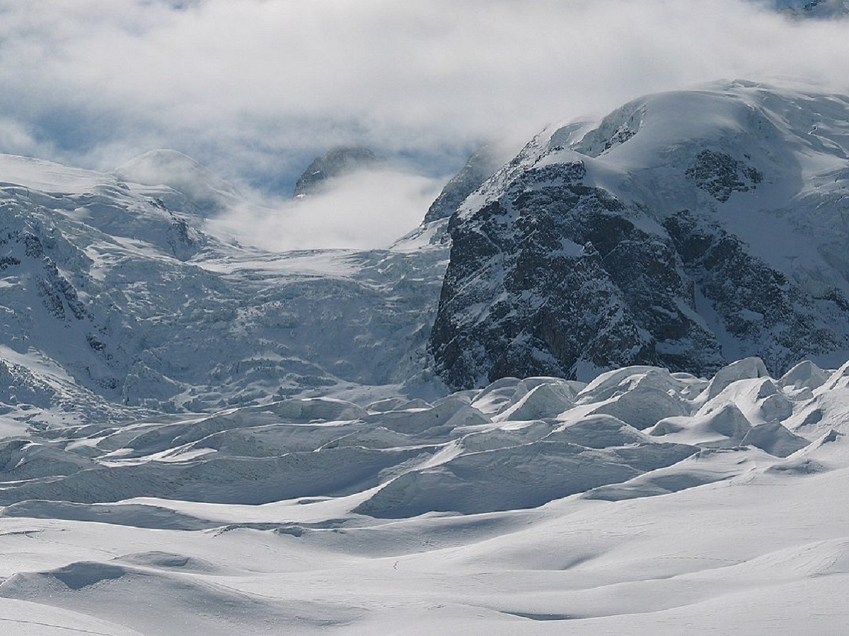  इस प्रतिमान ने बहुत सारे आंकड़ों का उपयोग किया जिसमें ग्लेशियर (Glaciers) भार में बदलाव की विस्तृत और संपूर्ण तस्वीर पेश करने वाले हर ग्लेशियर के भार बदलावों (Glacier mass loss) के अवलोकन शामिल थे. इसके बाद पद्धतियों की जांच करने लिए अनुप्रयोगों के लिए सुपरकम्प्यूटर का उपयोग किया गया और साथ ही अलग-अलग उत्सर्जन (Emissions) स्थितियों को भी शामिल किया गया. (तस्वीर: Wikimedia Commons)