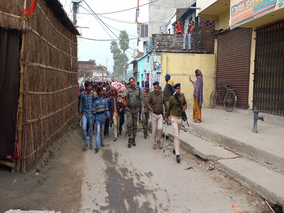 डीएम ने कहा कि पुलिस दोषियों को भी लगातार कार्रवाई के लिए छापेमारी कर रही है.