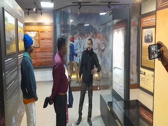  अगर आप भी संग्रहालय में इतिहास को जानना चाहते हैं. तो आप जान सकते हैं. बिना किसी शुल्क के यहां पर क्रांति के सभी इतिहास के बारे में आसानी से समझा जा सकता है. सोमवार को छोड़कर अन्य सभी दिनों यहां पर संग्रहालय खुला रहता है.