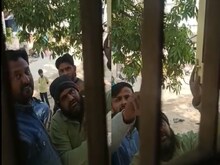 VIDEO: बच्चे कर रहे थे प्रार्थना, स्कूल में घुसे लोग, कहा- बंद करो मंत्रोच्चार