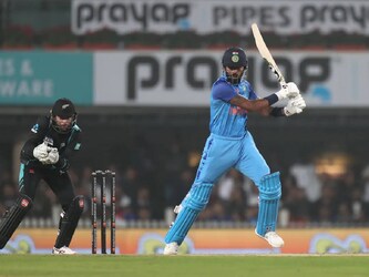   हार्दिक पंड्या ने भी 20 गेंदों पर 15 रनों की छोटी लेकिन असरदार पारी खेली. इस मैच में लक्ष्‍य छोटा था. प्‍लेयर्स को पिच पर डटे रहने की ज्‍यादा जरूरत थी. हार्दिक ने वही किया जो वक्‍त की डिमांड थी. सूर्या के साथ 31 रन की अटूट साझेदारी बनाकर वो टीम को जिताकर ही वापस लौटे. (BCCI)