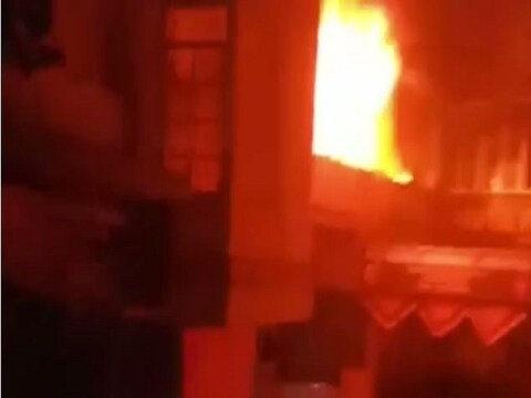 धनबाद में एक डॉक्टर दंपत्ति के घर और अस्पताल परिसर में भीषण आग लग गई, जिससे 6 लोगों की मौत हो गयी.
