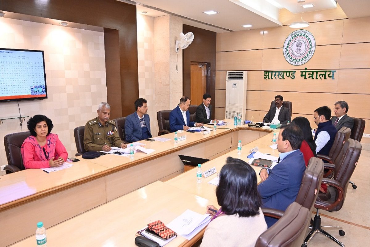 सीएम हेमंत सोरेन ने अधिकारियों को चेताया, बोले- योजना में लेटलतीफी और अवैध  खनन बर्दाश्त नहीं - cm hemant soren warned jharkhand officers said illegal  mining lateness in the ...