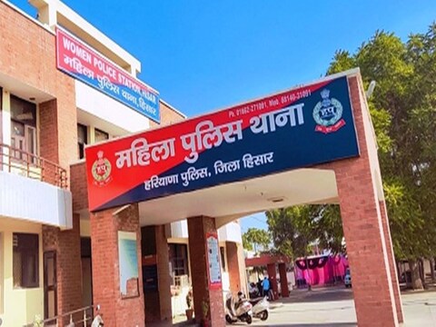 Hisar: महिलाओं के आरोप के बाद पुलिस ने केस दर्ज कर लिया है.