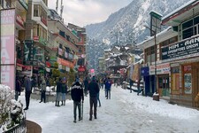 हिमाचल में बर्फबारी के बाद मनाली में उमड़े सैलानी, 3 हाईवे समेत 267 रोड़ बंद