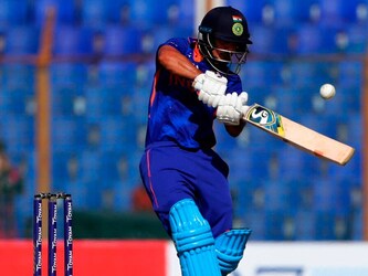  युवा ईशान किशन (Ishan Kishan) के पास भी बड़ी उपलब्धि हासिल करने का सुनहरा मौका है. दूसरे टी20 मुकाबले में अगर उनके बल्ले से चार छक्के निकलते हैं तो वह इंटरनेशनल क्रिकेट में 50 छक्के लगाने वाले खास खिलाड़ियों की लिस्ट में शामिल हो जाएंगे. फिलहाल उनके बल्ले से वनडे में 21 और टी20 क्रिकेट में 25 छक्के निकले हैं. (AP)
